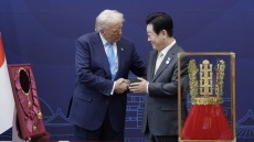 Τραμπ: Η Νότια Κορέα θα καταβάλει $350 δισ. στις ΗΠΑ για μείωση δασμών, «πράσινο» φως για την κατασκευή πυρηνοκίνητου υποβρυχίου