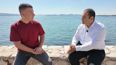 «Γιατί δεν πάντρεψα την κόρη μου στα επτά»: Ο πατέρας που έσπασε τους κανόνες των Ρομά στη νέα εκπομπή ΘΕΜΑ UNCUT