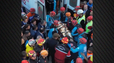 Κωνσταντινούπολη: Καρέ καρέ η διάσωση της 18χρονης Ντιλάρα από τα συντρίμμια της πολυκατοικίας - Νεκρά τα δύο αδελφάκια της