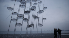 «Ξηλώνονται» για επισκευή «Ομπρέλες» του Ζογγολόπουλου που έχουν υποστεί φθορές στη Θεσσαλονίκη