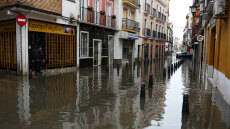 Σεβίλλη και Ουέλβα βυθίστηκαν στο νερό: Πλημμύρες σε νοσοκομεία και σχολεία, ακινητοποιημένα μετρό και τρένα 