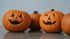 Πώς να φτιάξουμε τη δική μας σκαλιστή κολοκύθα για το Halloween