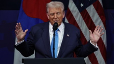 Τραμπ για Ουκρανία: «Μερικές φορές, πρέπει να τους αφήσεις να πολεμήσουν»