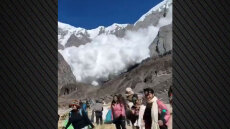 Δείτε βίντεο: Η στιγμή που χιονοστιβάδα καταπίνει καταυλισμό ορειβατών στο Νεπάλ