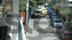 Τραγωδία στον Ασπρόπυργο: Η στιγμή που το ΕΚΑΒ παραλαμβάνει την άτυχη μαθήτρια
