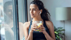 Μόνο νερό – Μπορεί η αποχή από το φαγητό να νικήσει τον καρκίνο; Ένας καθηγητής απαντά