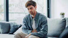 Ποιο πρόβλημα του παχέος εντέρου κρύβει ο επίμονος πόνος στην κοιλιά – Ο γαστρεντερολόγος απαντά
