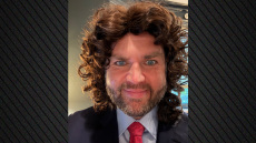 Ο Βανς αυτοτρολάρεται και φωτογραφίζεται με περούκα για το Χάλουϊν