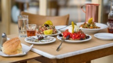 Βόλτα σε 24 αθηναϊκά καφενεία – εκεί που οι ιστορίες δεν σταματούν ποτέ
