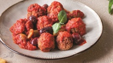 Κεφτεδάκια με ελιές και φρέσκια ντομάτα
