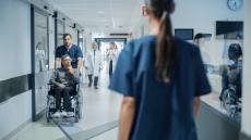 Οι νοσηλευτές εγκαταλείπουν το ΕΣΥ - Ποιες χώρες προτιμούν