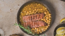 Ρεβιθάδα λεμονάτη με λουκάνικο πετάλι και μπούκοβο
