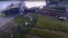 Ολλανδία: Φορτηγό έκανε μανούβρα πάνω σε φυλασσόμενη διάβαση και συγκρούστηκε με τρένο - Δείτε βίντεο