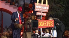 Σόου Τραμπ για το Halloween στον Λευκό Οίκο: Το high 5 με τον «μίνι» σωσία του, το κοριτσάκι που του ζήτησε γλυκά και η κίνηση που επανέλαβε μετά από 6 χρόνια