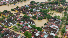 Τουλάχιστον 13 οι νεκροί και 11 οι αγνοούμενοι από τις πλημμύρες στο Βιετνάμ
