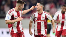 Ολυμπιακός - Άρης 2-1: Αγχώθηκαν μετά την αποβολή αλλά πήραν το τρίποντο οι Πειραιώτες - Δείτε τα γκολ