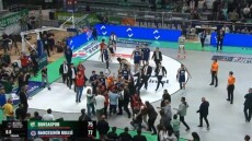Χαμός σε αγώνα μπάσκετ στην Τουρκία: Οπαδοί της Μπούρσασπορ μπήκαν στο παρκέ για να κυνηγήσουν παίκτη της Μπαχτσεσεχίρ - Βίντεο 