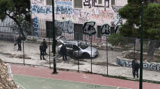 Επίθεση με μολότοφ σε αστυνομικούς της ΟΠΚΕ στα Εξάρχεια - Δείτε βίντεο