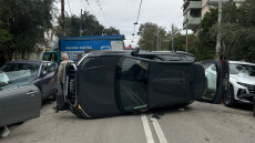 Τροχαίο στα Βριλήσσια, αυτοκίνητο έπεσε πάνω σε άλλο όχημα και ντεραπάρισε στη μέση του δρόμου - Δείτε βίντεο και φωτογραφίες