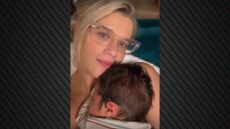 Η Τζένη Θεωνά φωτογραφίζεται αγκαλιά με τον νεογέννητο γιο της 