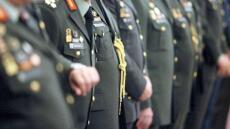 Αυξήσεις και αναδρομικά για 150.000 ένστολους μέσα στις γιορτές