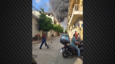 Φωτιά και εκρήξεις σε ταράτσα στους Άγιους Αναργύρους, δείτε βίντεο