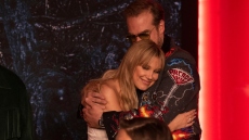 Θύελλα λίγο πριν το φινάλε του Stranger Things: Η Μίλι Μπόμπι Μπράουν κατηγορεί τον τηλεοπτικό της πατέρα για bullying στα γυρίσματα