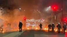 Επίθεση με μολότοφ σε ΜΑΤ στο κέντρο της Θεσσαλονίκης, ζημιές σε αυτοκίνητα – Δείτε βίντεο 