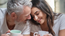 Ζούμε περισσότερο με σύντροφο μεγαλύτερο ή μικρότερο; Η επιστήμη απαντά