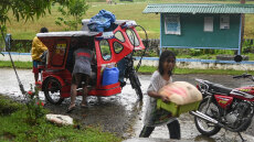 Σε επιφυλακή οι Φιλιππίνες: Χιλιάδες άνθρωποι αναζητούν καταφύγιο εν αναμονή του τυφώνα Kalmaegi