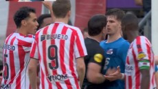 Βίντεο: Ο elite διαιτητής Ντάνι Μάκελι έσπρωξε αμυντικό της Άλκμααρ για να τον... ηρεμήσει