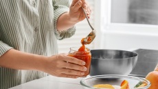 12 χρήσιμες σπιτικές παρασκευές που κρατούν όλο τον χρόνο