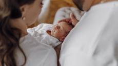 ΕΛΣΤΑΤ: Αύξηση 6% στις υιοθεσίες το 2024, σχεδόν οι μισές αφορούν σε παιδιά έως 5 ετών