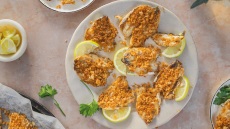 Σαρδέλες ψητές με τραγανά ψίχουλα και μουστάρδα