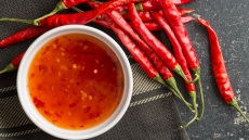 Sweet chili: Η γλυκόξινη σάλτσα που τα κάνει όλα πιο νόστιμα σε τρεις εκδοχές