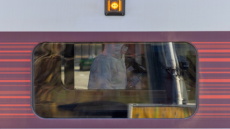 Επίθεση σε τρένο στην Αγγλία: Ήρωας εργαζόμενος έσωσε επιβάτες από τη μανία του δράστη που μαχαίρωσε 11 ανθρώπους - Κόσμος έτρεχε για να σωθεί, δείτε βίντεο