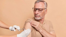 Εμβόλια: Γιατί δεν «πιάνουν» το ίδιο στους ηλικιωμένους – Επιστήμονες εντοπίζουν το «κλειδί» της ανοσίας