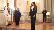 Η Κίμπερλι Γκιλφόιλ υπέβαλε τα διαπιστευτήριά της στον Τασούλα, ο διάλογος που είχαν μπροστά στις κάμερες - Δείτε φωτογραφίες