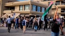 Σούδα: Επεισόδια μεταξύ διαδηλωτών και ΜΑΤ σε συγκέντρωση κατά του κρουαζιερόπλοιου με Ισραηλινούς - Δείτε βίντεο και φωτογραφίες