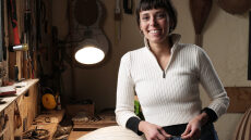 
Η Αγγελική Λύσσα επέλεξε το Λιτόχωρο για να ζήσει και να αφιερωθεί την τέχνη της οργανοποιίας