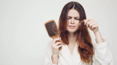 «Έκλαιγα για ώρες»: Η 23χρονη Λόρεν έχασε τα μαλλιά της λόγω άγχους – Πώς το αντιμετωπίζει
