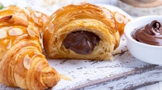 6 αέρινα και βουτυράτα κρουασάν με σοκολάτα, μόκα ή τζιαντούγια στην Αθήνα