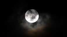 Φωτογραφίες: Το φεγγάρι του Κάστορα πλημμυρίζει τον ουρανό, είναι η μεγαλύτερη πανσέληνος του 2025