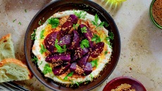 Παντζάρια ψητά με πετιμέζι, μυρωδικά και τυρί γαλένι