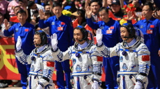 Διαστημικό συντρίμμι προσέκρουσε σε κινεζικό διαστημόπλοιο - Αναβάλλεται η επιστροφή των αστροναυτών