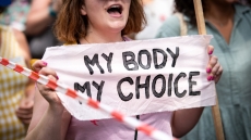 Το δικαίωμα στην άμβλωση απειλείται στην Ευρώπη, προειδοποιεί η Διεθνής Αμνηστία