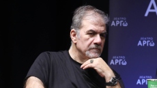 Δημήτρης Σταρόβας: Δεν μπορώ να αποδώσω όπως θέλω στη σκηνή, είμαι σε μια μόνιμη εγρήγορση
