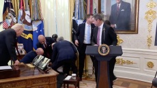 Κατέρρευσε σε live μετάδοση δίπλα στον Τραμπ ηγετικό στέλεχος της Novo Nordisk στη διάρκεια εκδήλωσης στο Οβάλ Γραφείο - Δείτε βίντεο