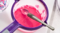 Πώς χρωματίζουμε τη λευκή ΙΟΝ Κουβερτούρα
