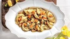 Αγκινάρες με κρεμμυδάκια και μάραθο
